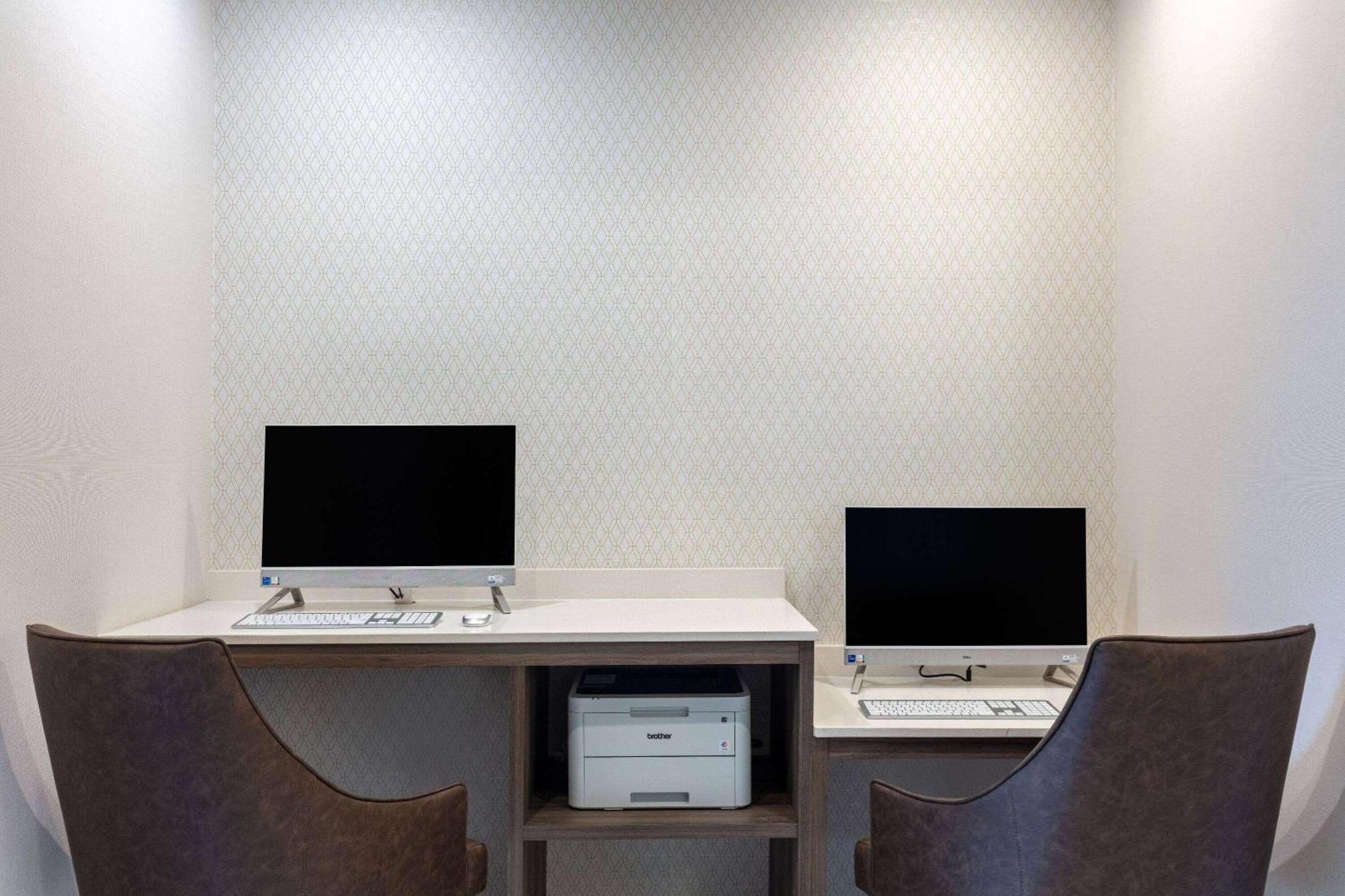 La Quinta Inn & Suites By Wyndham Сентралия Екстериор снимка
